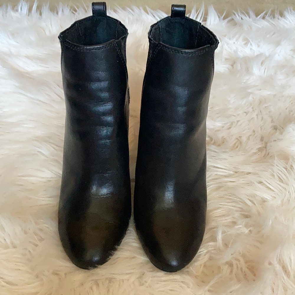 VINCE CAMUTO booties